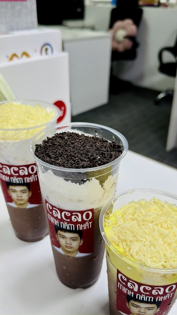 Thử tiệm cacao của sinh viên năm nhất đang gây sốt, được phong làm ông trùm marketing vì dám in mặt khắp bao bì