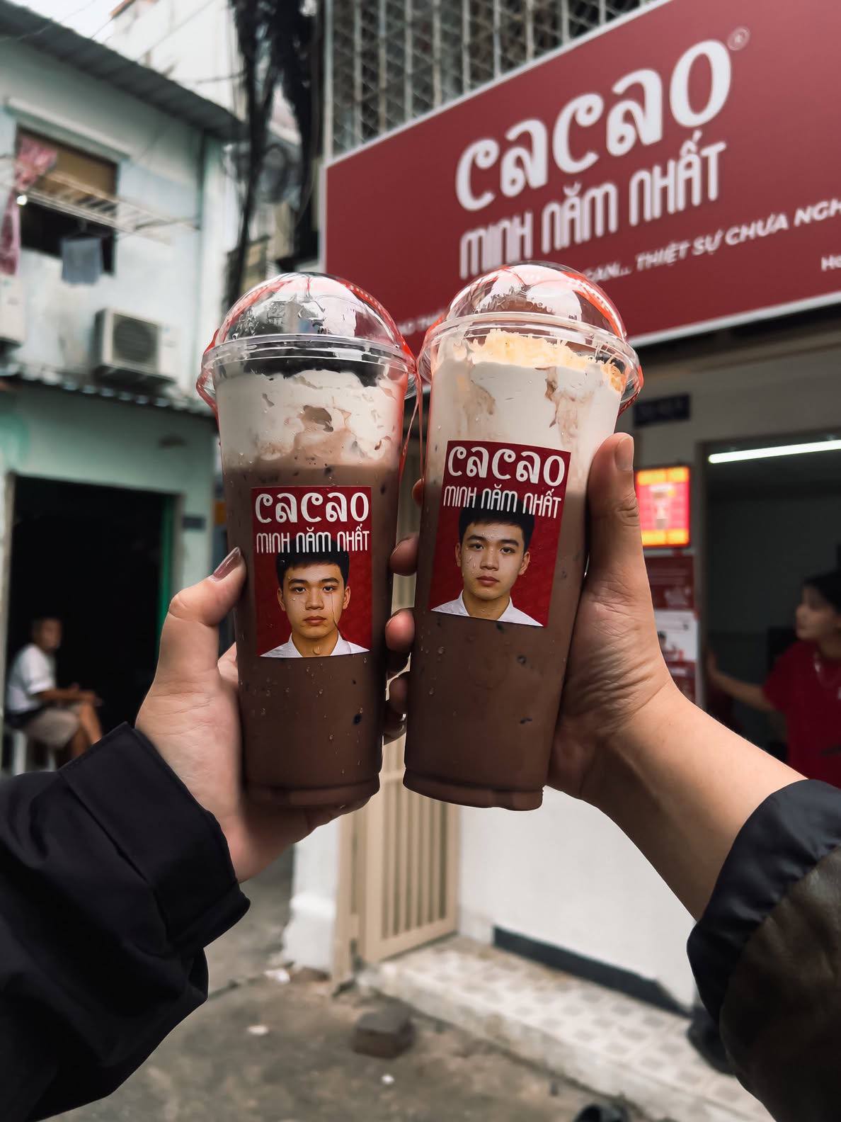 Thử tiệm cacao của sinh viên năm nhất đang gây sốt, được phong làm ông trùm marketing vì dám in mặt khắp bao bì