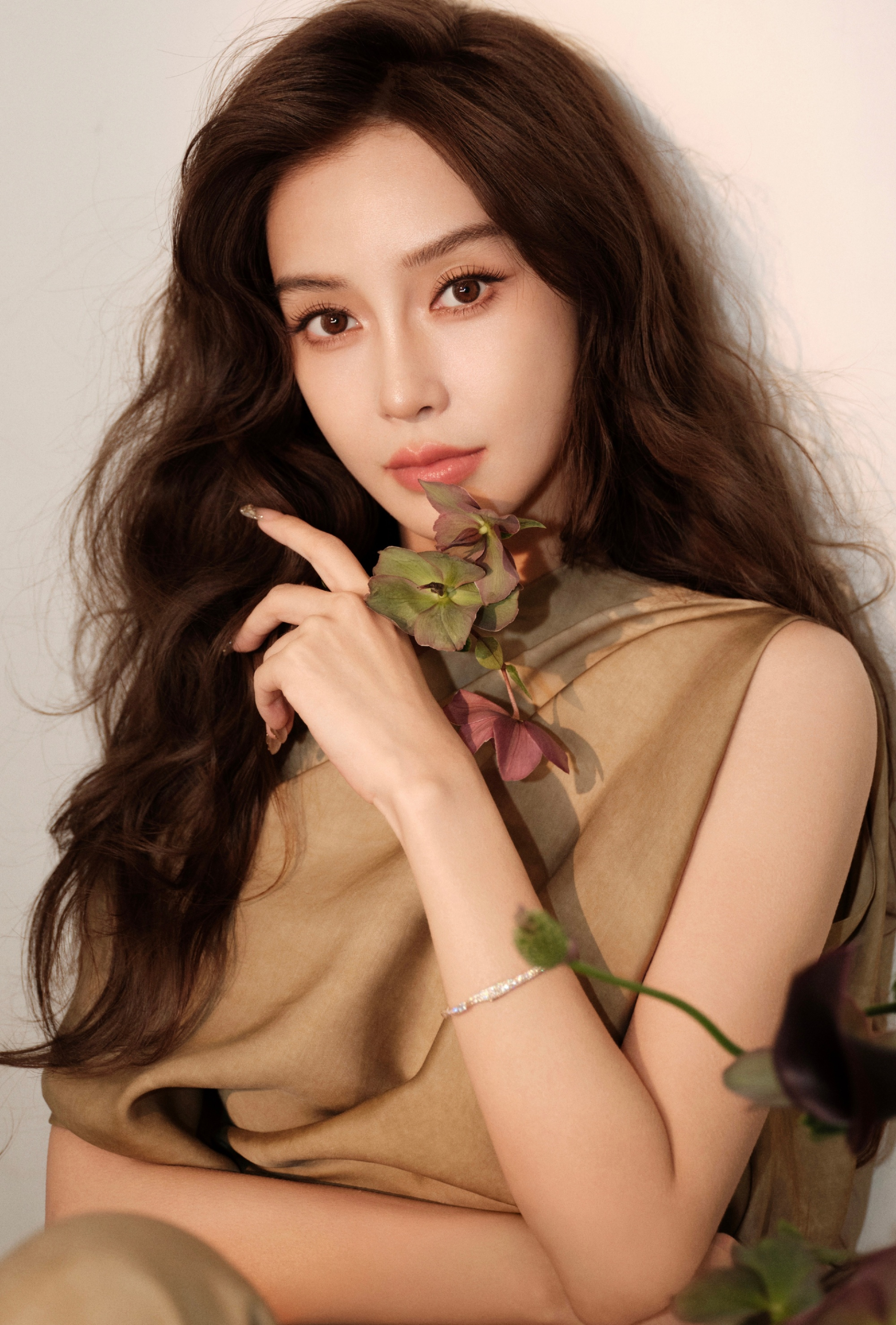 Angelababy sa sút, không thể lấy lại địa vị trong showbiz sau vụ bị cấm sóng. Ảnh: Sina. 