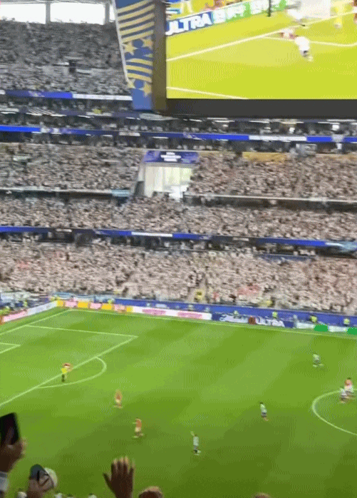 Nữ ca sĩ ăn mừng khi Messi ghi bàn 
