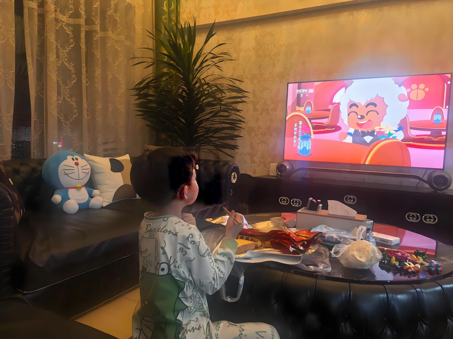 Nhiều nghiên cứu cho thấy thời gian tiếp xúc màn hình trước 3 tuổi có thể liên quan đến khả năng tập trung của trẻ khi bước vào tuổi đi học (Ảnh minh họa)