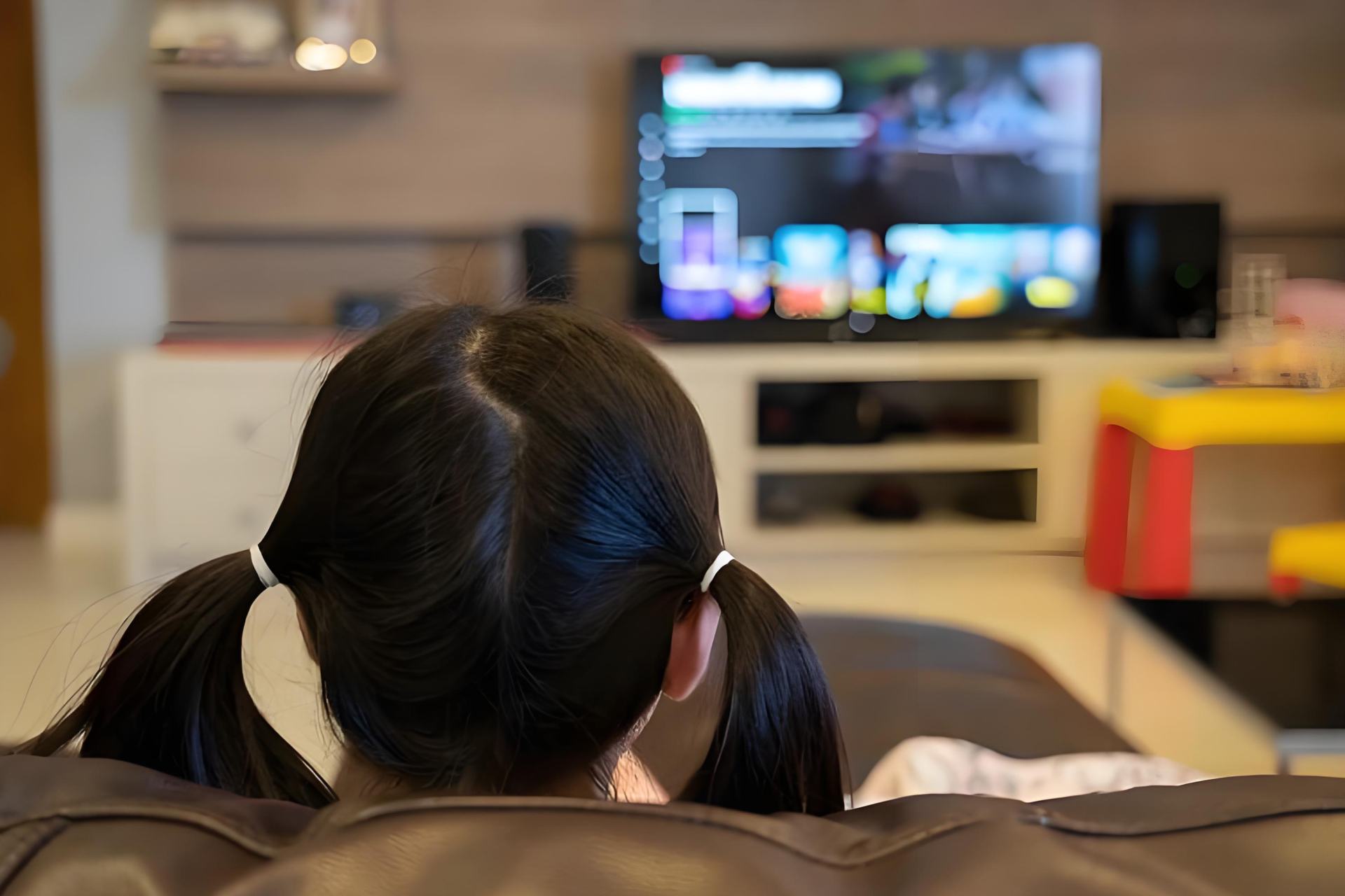 Các chuyên gia khuyến khích trẻ nhỏ dành nhiều thời gian hơn cho hoạt động vận động, khám phá và tương tác trực tiếp thay vì phụ thuộc vào thiết bị điện tử (Ảnh minh họa)