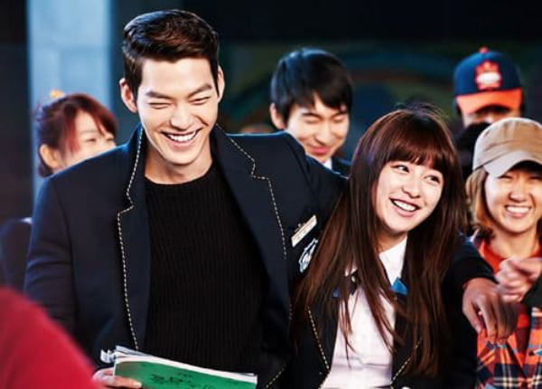 Kích cỡ gương mặt của Kim Ji Won nhỏ hơn Kim Woo Bin khá nhiều song trong tấm hình được chia sẻ mới đây, mặt cô lại trông to hơn tài tử họ Kim 1 cách bất thường, thiếu tự nhiên. Ảnh: Naver