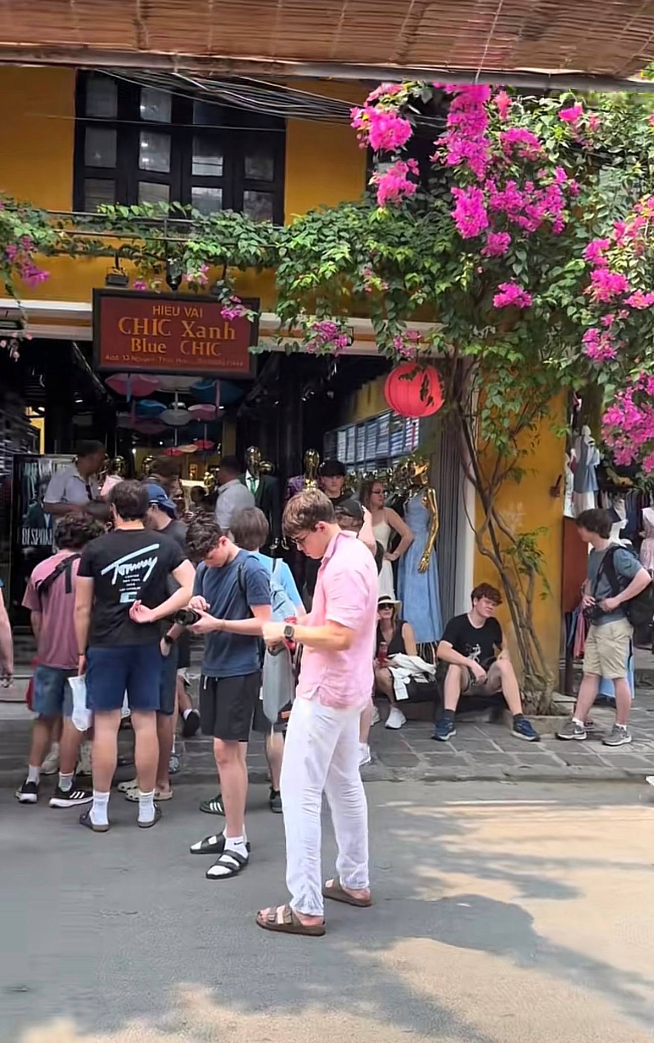 Khách Tây tràn ra phố cổ chờ 2 cô gái Việt Nam, bí mật nằm ở dịch vụ thần tốc chỉ nước mình mới có