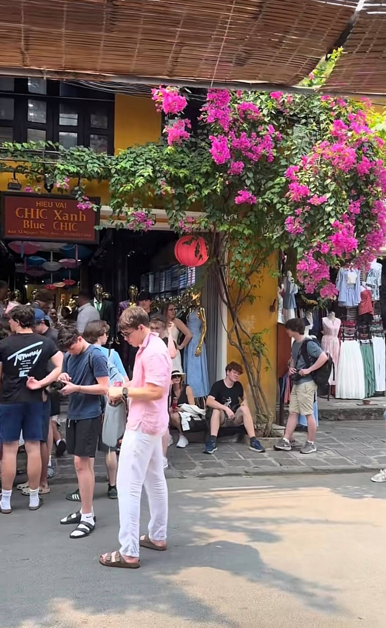 Khách Tây tràn ra phố cổ chờ 2 cô gái Việt Nam, bí mật nằm ở dịch vụ thần tốc chỉ nước mình mới có