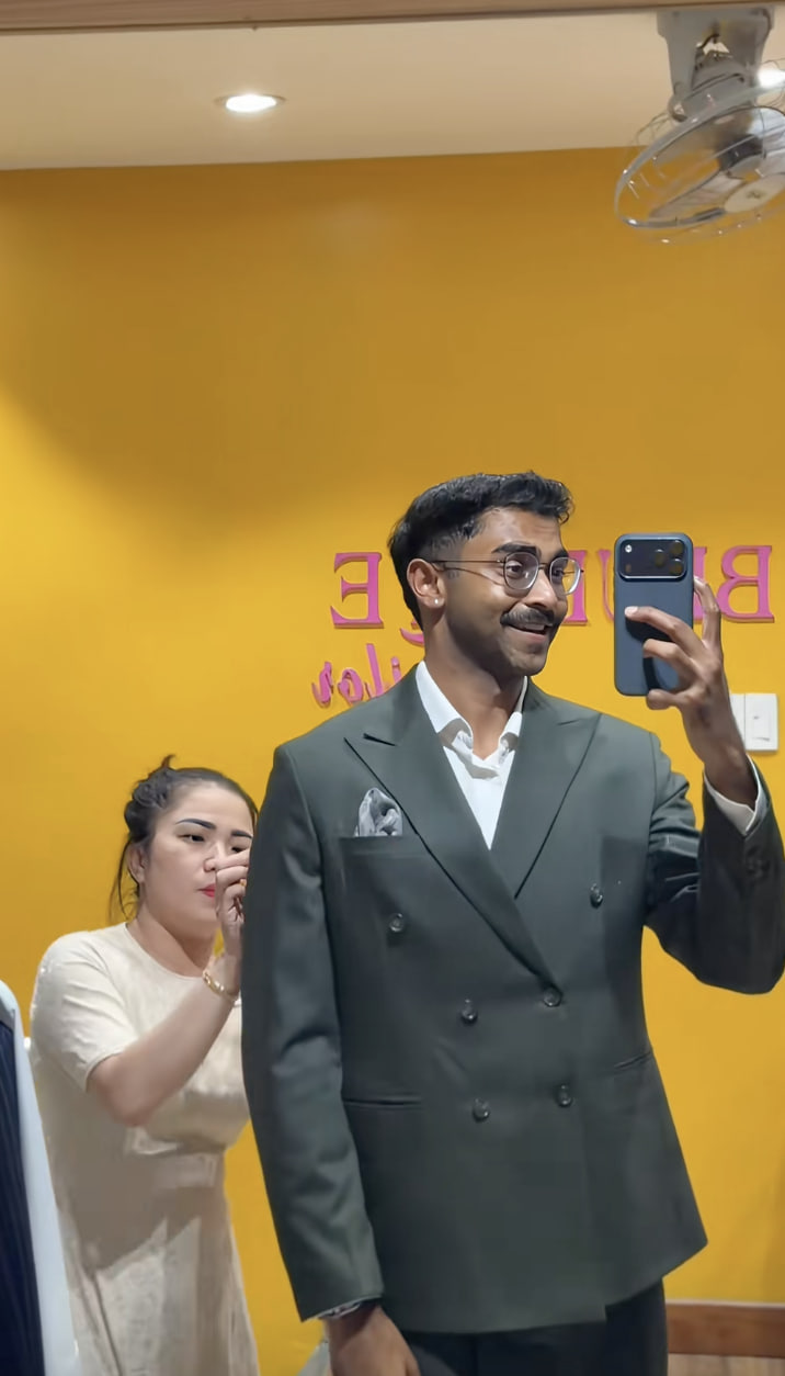 Khách Tây tràn ra phố cổ chờ 2 cô gái Việt Nam, bí mật nằm ở dịch vụ thần tốc chỉ nước mình mới có