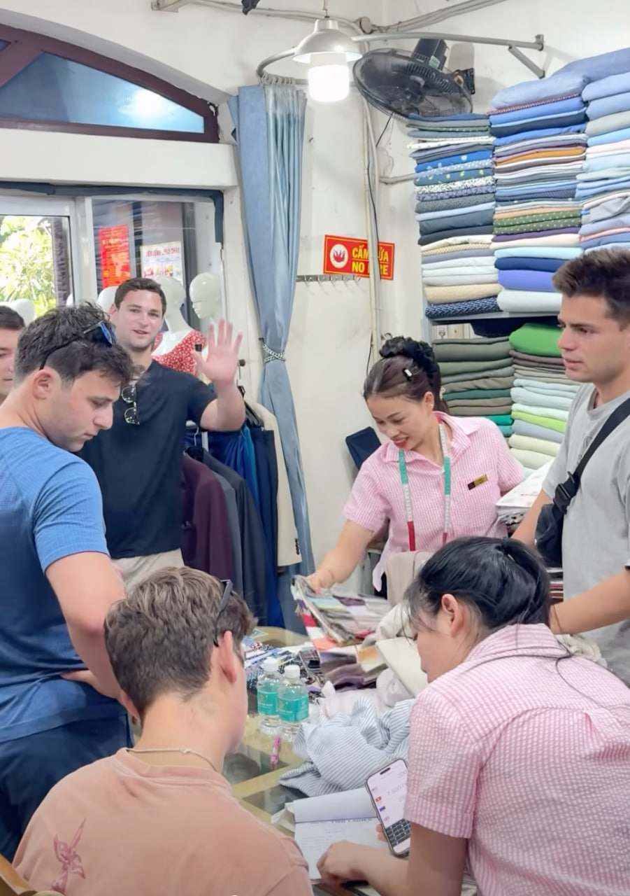 Khách Tây tràn ra phố cổ chờ 2 cô gái Việt Nam, bí mật nằm ở dịch vụ thần tốc chỉ nước mình mới có