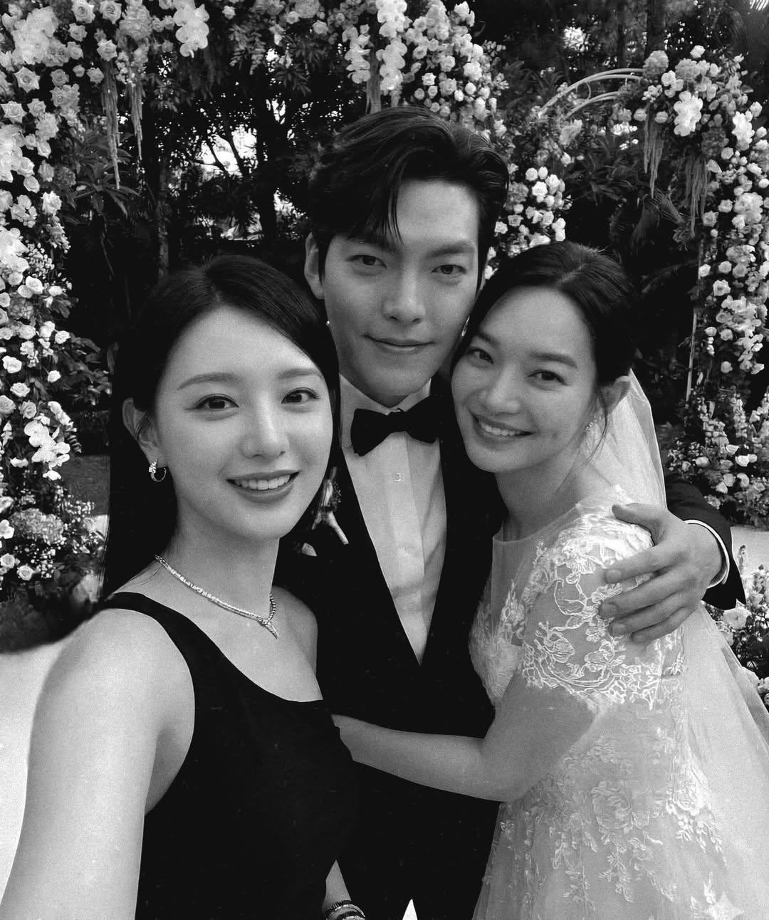 Hình ảnh nghi Kim Woo Bin sát rạt Kim Ji Won ngay trước mặt bà xã Shin Min Ah đã gây xôn xao. Ảnh: IGNV