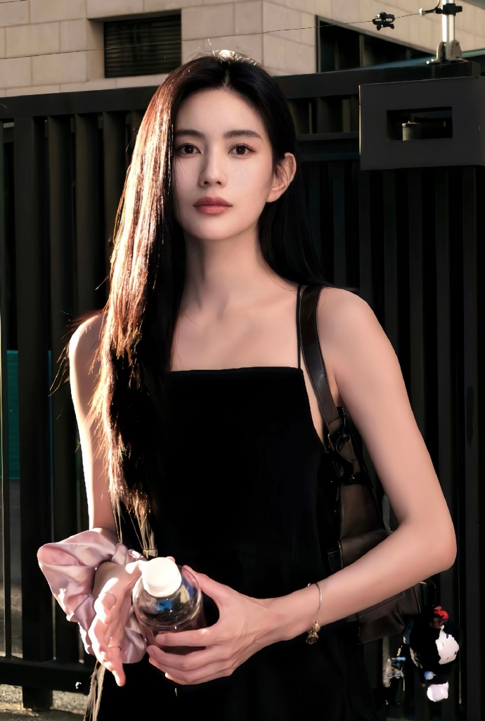 Châu Hiểu Phàm đẹp sắc sảo, trưởng thành. Truyền thông Trung Quốc nhận xét cô mang nét đẹp hòa trộn giữa siêu mẫu Lưu Văn và Thiên hậu làng nhạc Vương Phi. Ảnh: Weibo.