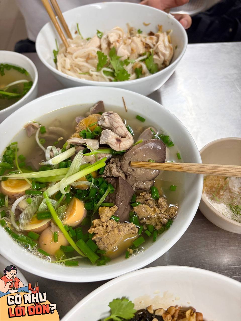 Bát lòng mề trần đầy đặn với đủ gan, tim, mề, lòng tràng, tràng trứng và tiết gà. 