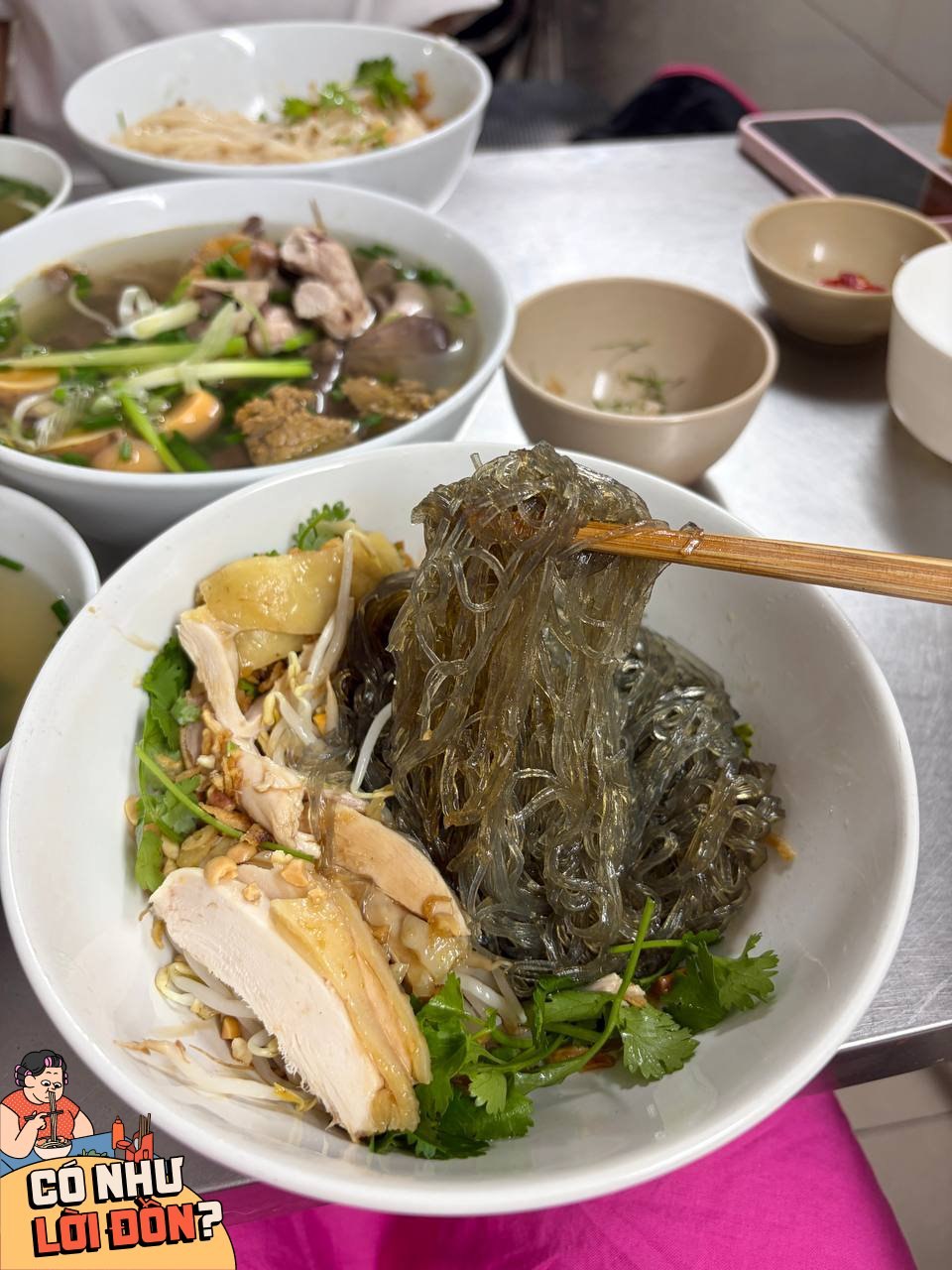 Tưởng thư Michelin là lừa đảo, chủ quán phở gà Hàng Hòm không cần nhận cúp vinh danh vẫn đông kín bàn mỗi ngày