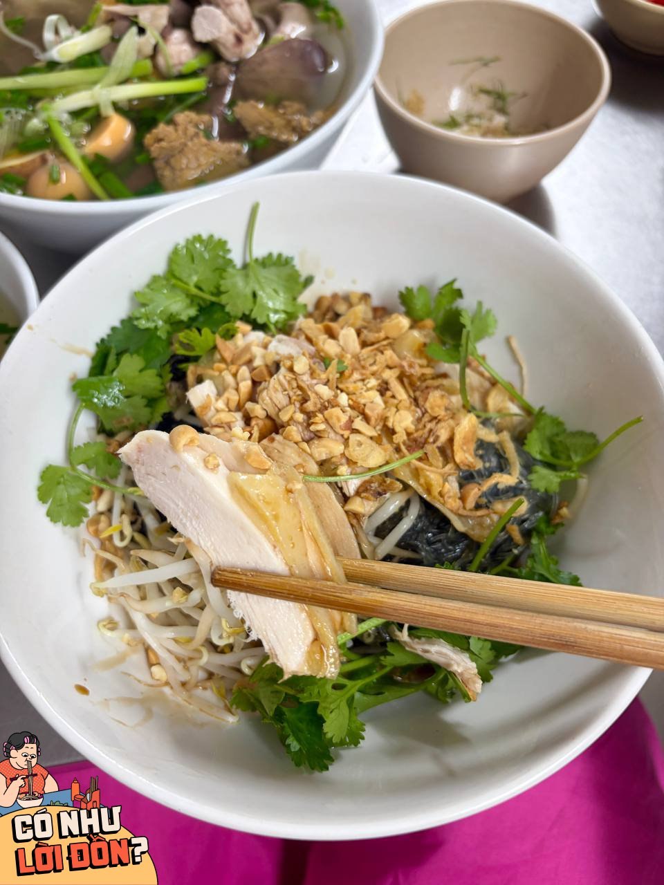 Thịt gà được thái đều tay, sốt trộn phủ khá đồng đều