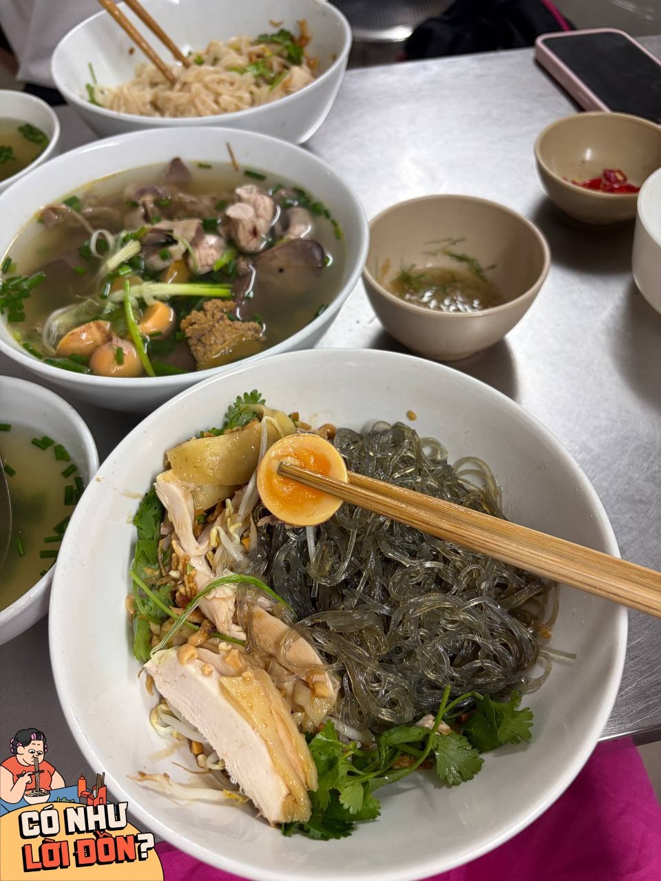 Sợi phở và sợi miến khá tơi, không bị vón cục.
