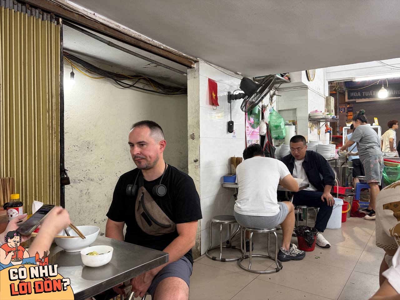 Khách nước ngoài chiếm gần một nửa số bàn, phần còn lại là khách Việt, đa số là khách quen của quán