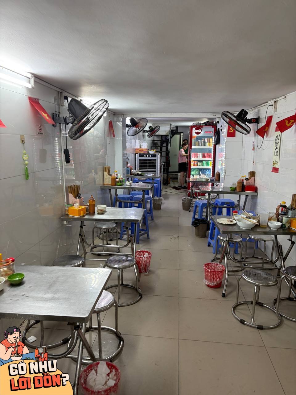 Không gian quán phở gà Hà
