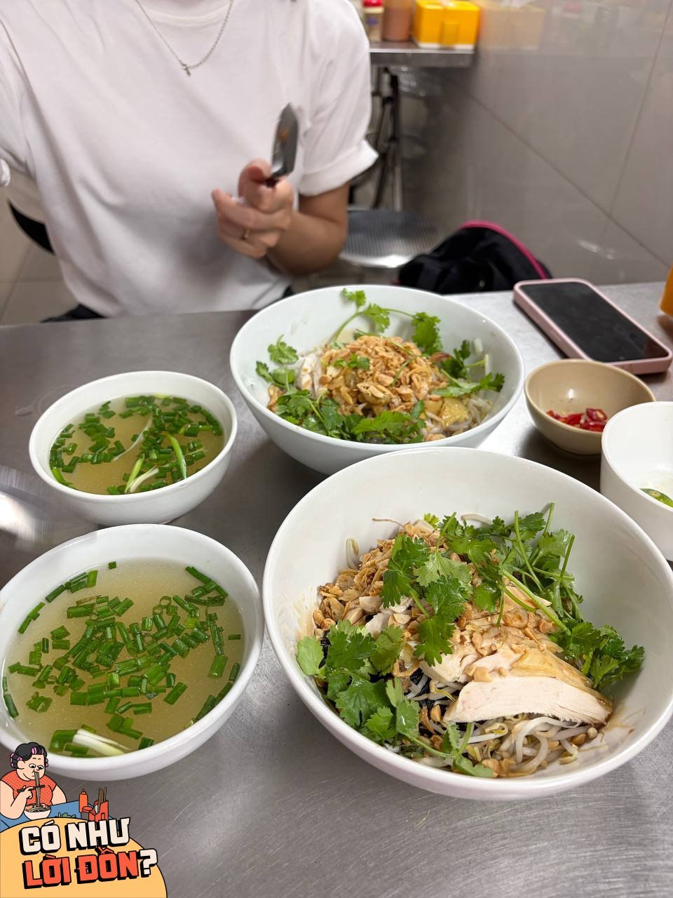  Dù chỉ có hai người phục vụ chính, mọi món ăn vẫn được mang ra khá nhanh. 