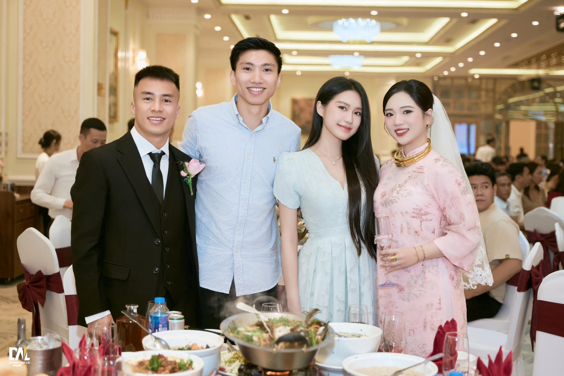 Cặp đôi chọn tone xanh tại tiệc cưới cầu thủ Nguyễn Trọng Long