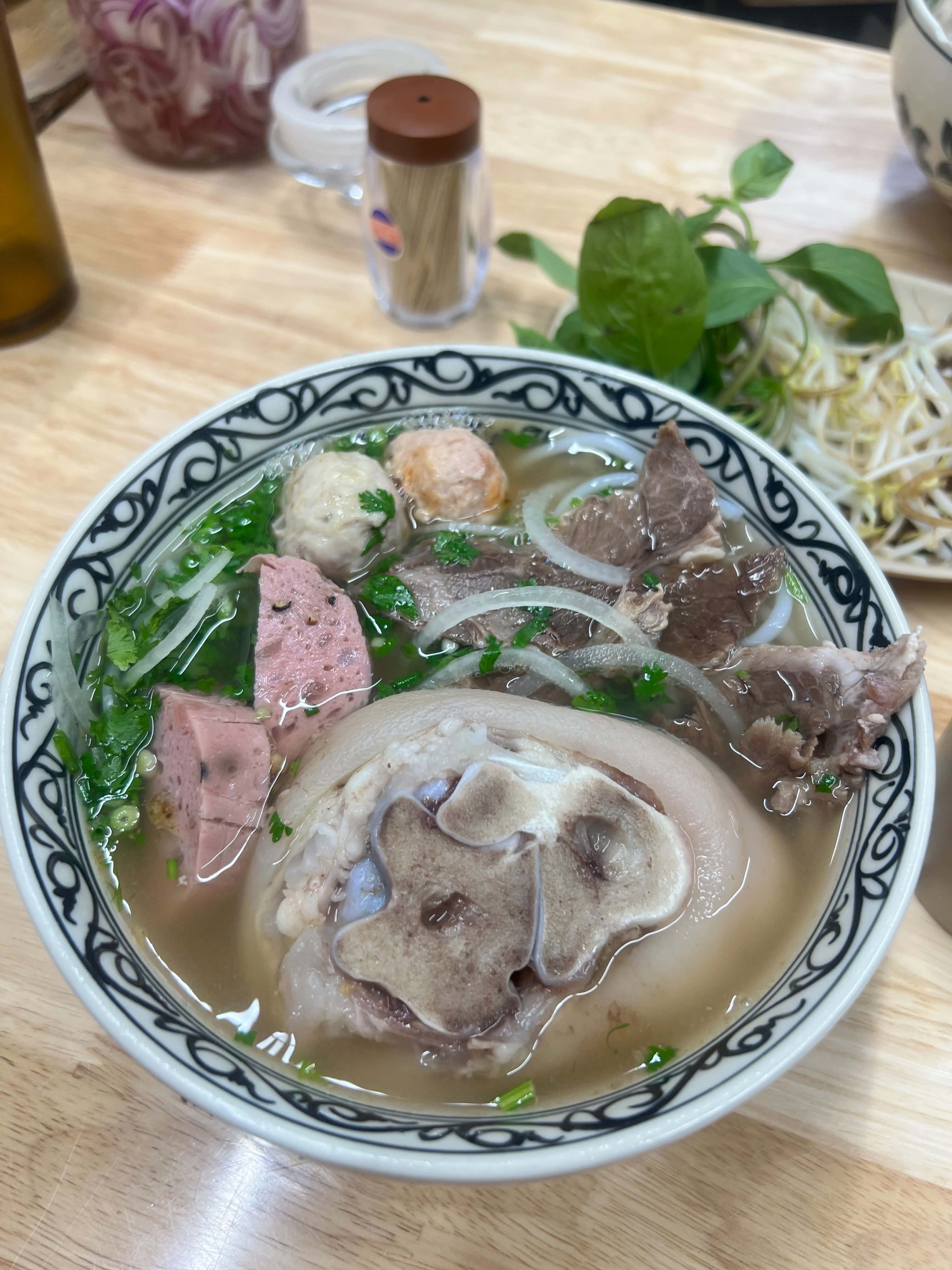 Lương bao nhiêu mới đủ sống khi đi làm tại khu trung tâm ở Hà Nội - TP.HCM? Chỉ bữa cơm trưa đã ngốn 80.000 đồng