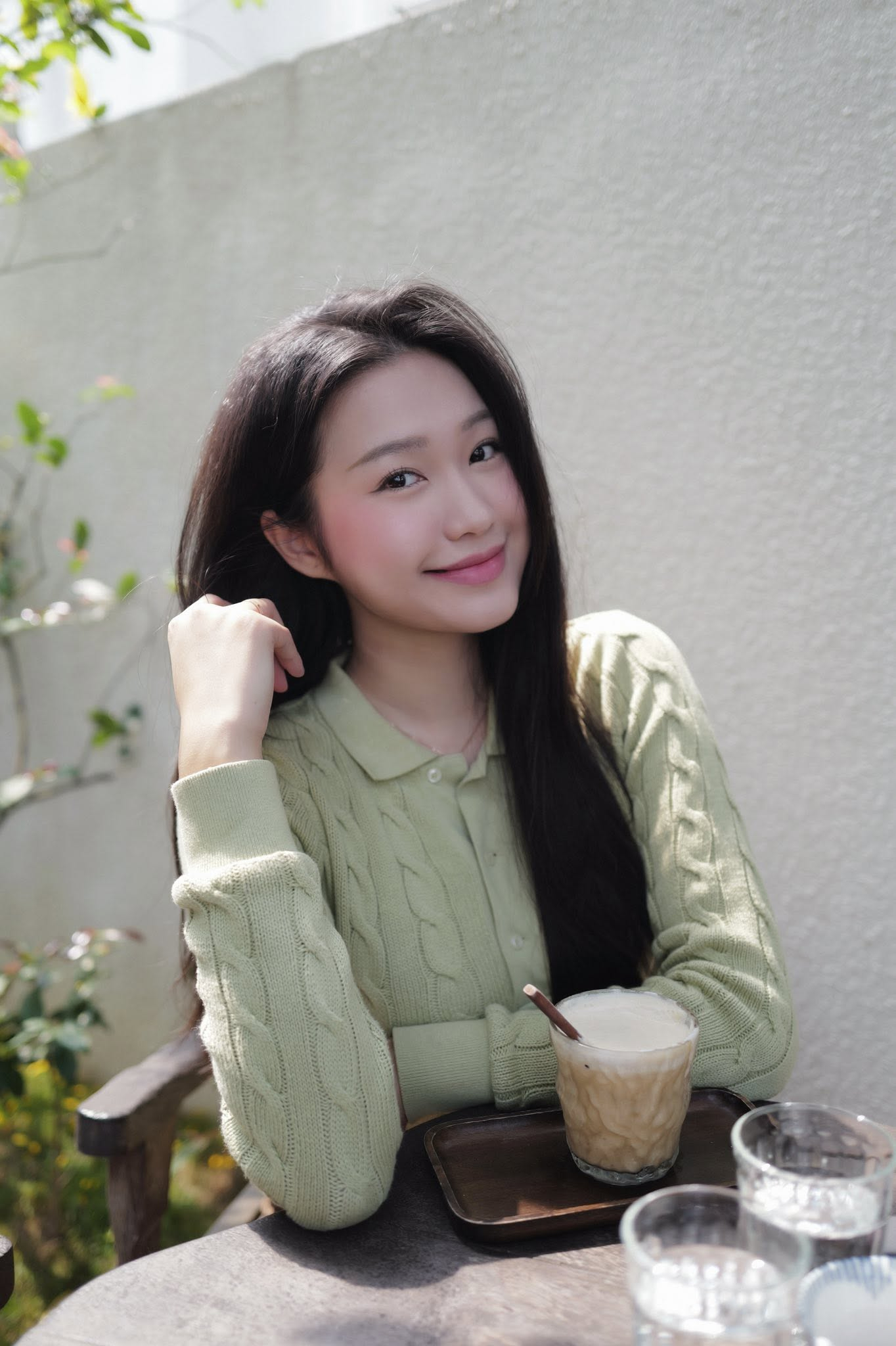 Doãn Hải My lên đồ đi ăn cưới là rõ đẳng cấp Top 10 Hoa hậu Việt Nam, khác hẳn style nhạt nhạt thường ngày 