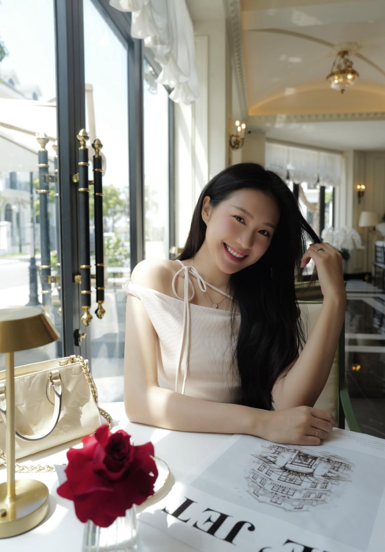 Doãn Hải My lên đồ đi ăn cưới là rõ đẳng cấp Top 10 Hoa hậu Việt Nam, khác hẳn style nhạt nhạt thường ngày 