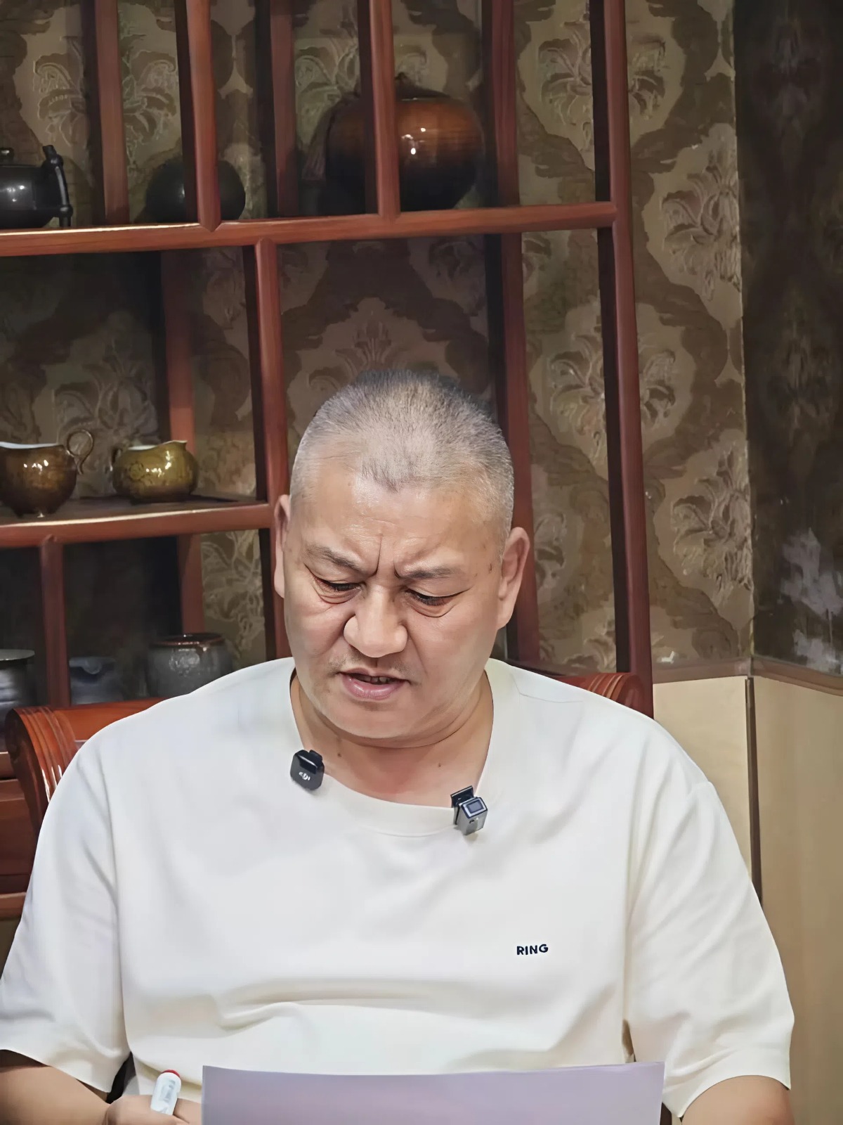 Ông Lương Thực lộ rõ vẻ u sầu và thất vọng ngay sau khi hệ thống công bố số điểm thi đại học lần thứ 30 của mình không đạt mức sàn