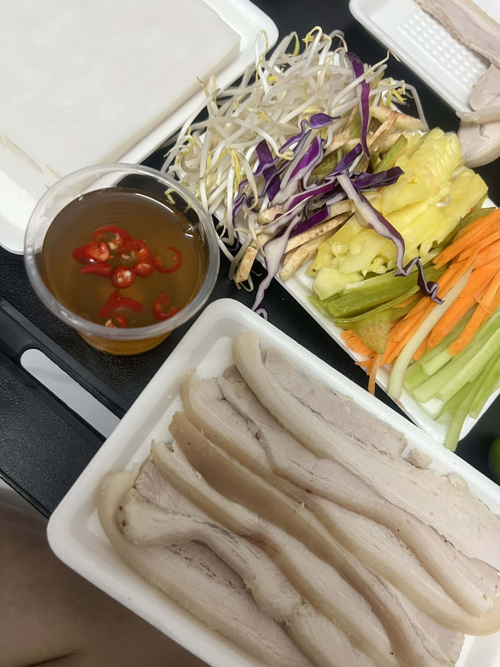 Minh Hà cho biết khi đi ăn ở bên ngoài sẽ đắt hơn so với gọi ship