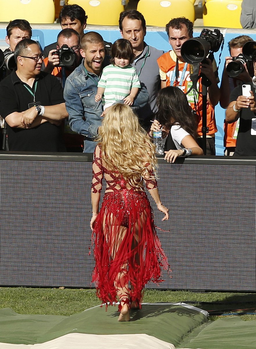Khoảnh khắc biểu tượng của Shakira và Piqué tại lễ bế mạc World Cup 2014