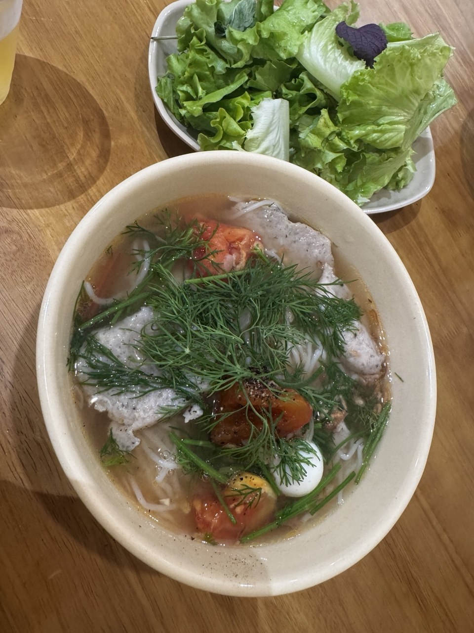 Lương bao nhiêu mới đủ sống khi đi làm tại khu trung tâm ở Hà Nội - TP.HCM? Chỉ bữa cơm trưa đã ngốn 80.000 đồng