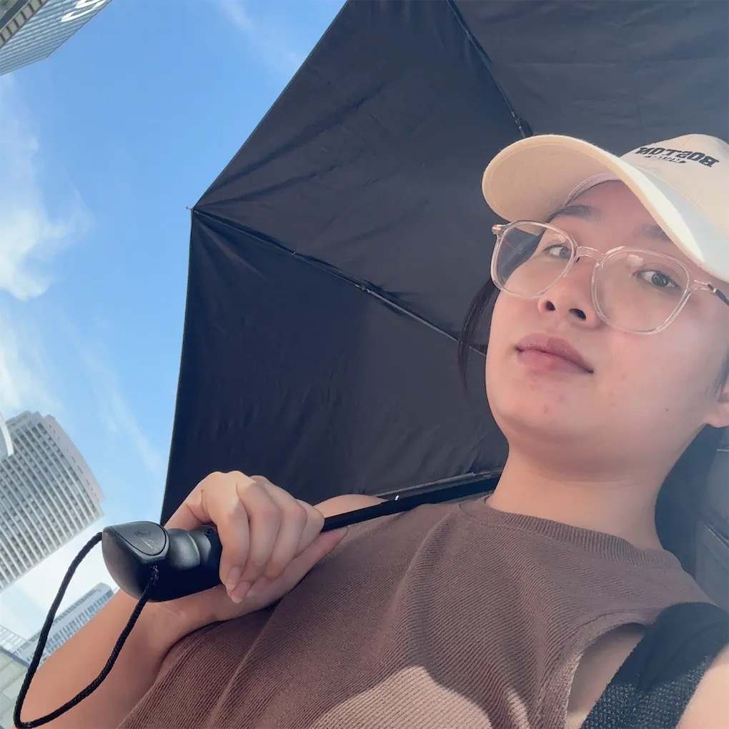 Đi ra ngoài lúc nào cô bạn cũng mang thêm ô để che nắng.