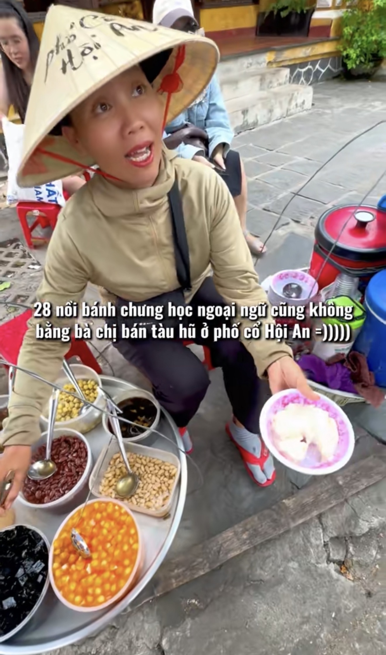 Chị gái bán tàu hũ ở Hội An bắn sương sương 5 thứ tiếng, hỏi sao thị trường lao động nay khắc nghiệt