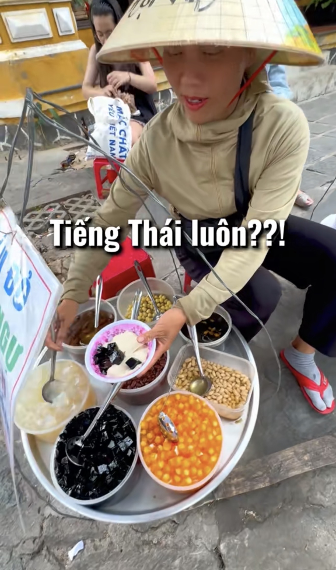 Chị gái bán tàu hũ ở Hội An bắn sương sương 5 thứ tiếng, hỏi sao thị trường lao động nay khắc nghiệt