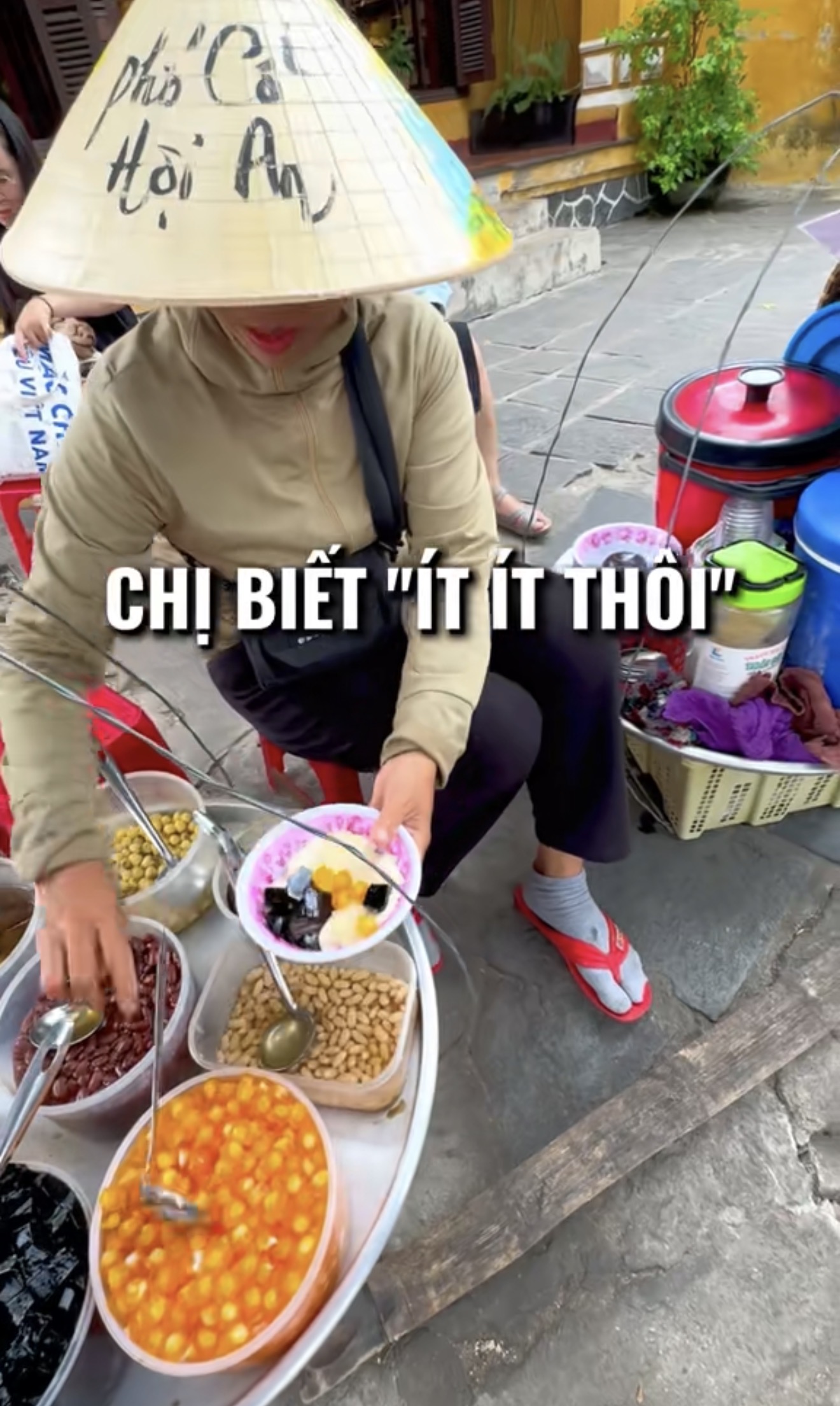 Chị gái bán tàu hũ ở Hội An bắn sương sương 5 thứ tiếng, hỏi sao thị trường lao động nay khắc nghiệt