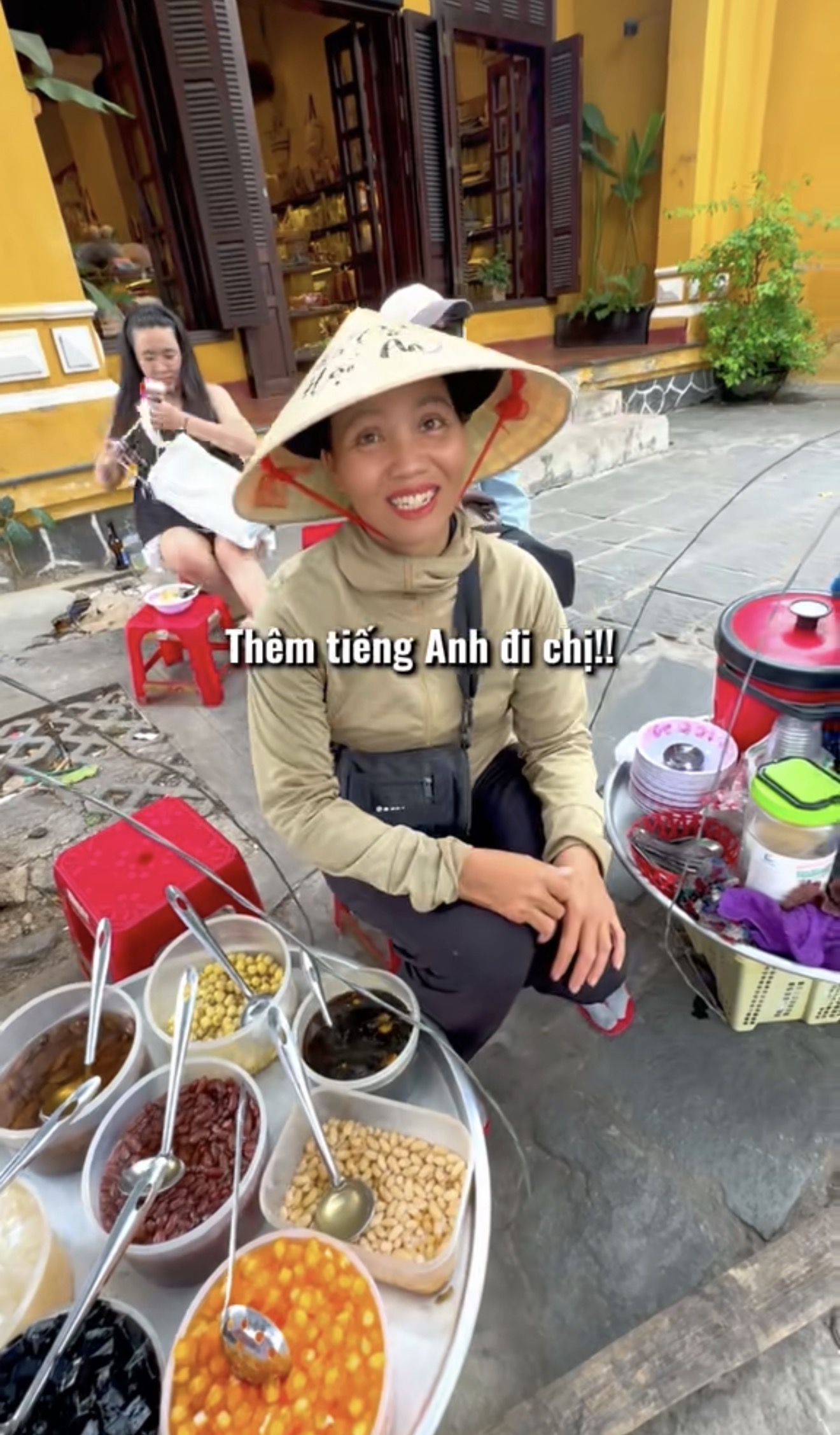 Chị gái bán tàu hũ ở Hội An bắn sương sương 5 thứ tiếng, hỏi sao thị trường lao động nay khắc nghiệt