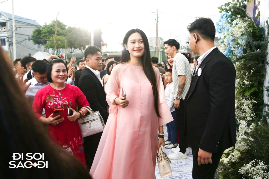 Khi dự tiệc ở quê nhà Quang Hải, nhan sắc Doãn Hải My cũng gây chú ý