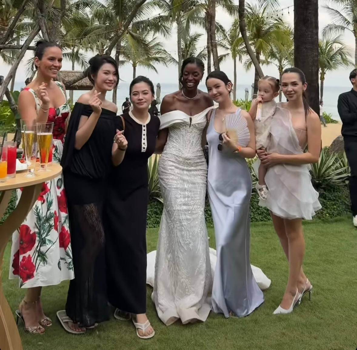 Tại đám cưới của cầu thủ Cao Pendant Quang Vinh đầu tháng 6 vừa qua, Doãn Hải My mặc đồ đen nhưng vẫn rất nổi bật