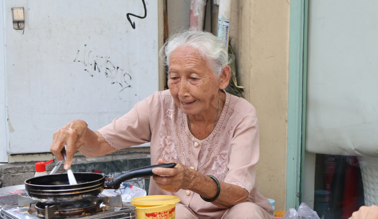Quầy bánh mì của bà Hai ở góc đường Nguyễn Trãi, người thường xuyên giao tiếp bằng tiếng Anh, tiếng Pháp với khách
