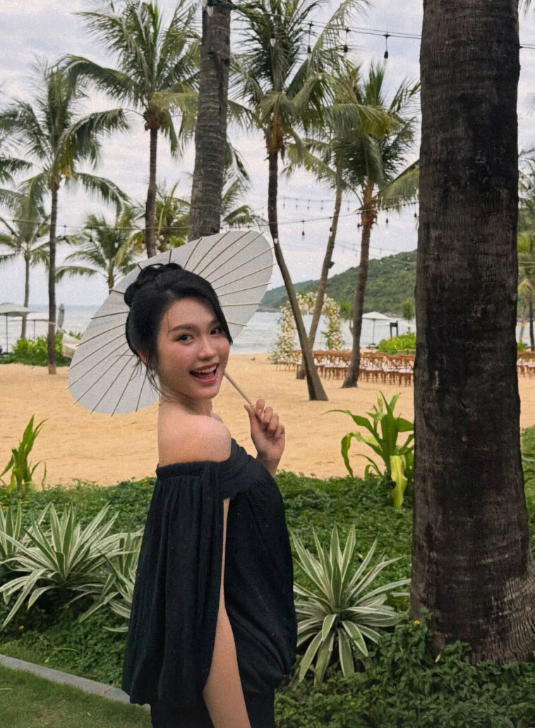 Doãn Hải My lên đồ đi ăn cưới là rõ đẳng cấp Top 10 Hoa hậu Việt Nam, khác hẳn style nhạt nhạt thường ngày 