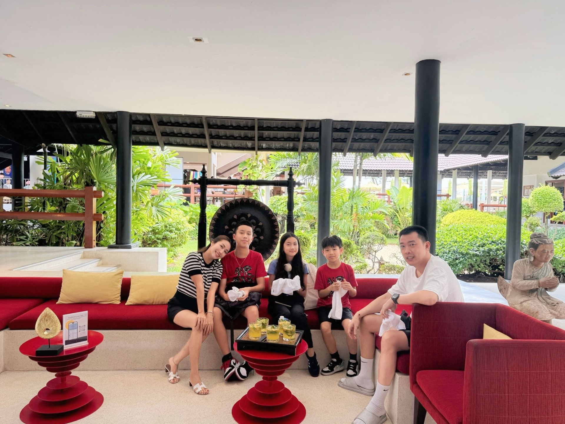 Hiện tại vợ chồng Ốc Thanh Vân dành thời gian để tận hưởng kỳ nghỉ bên các con