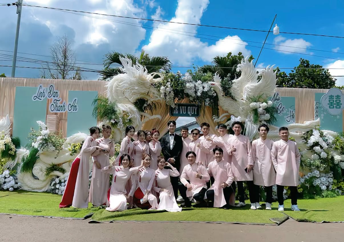 Nhiều người nếu nhìn lướt qua thì tưởng chừng đây là đám cưới của nam ca sĩ