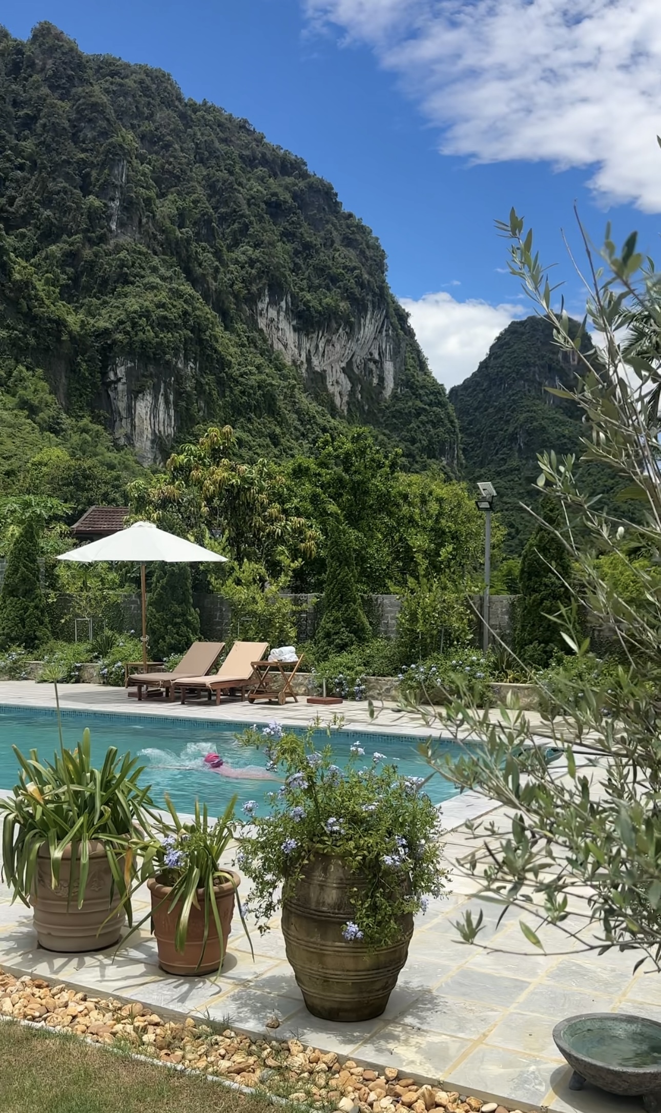 Ngôi nhà với view núi đá vôi.