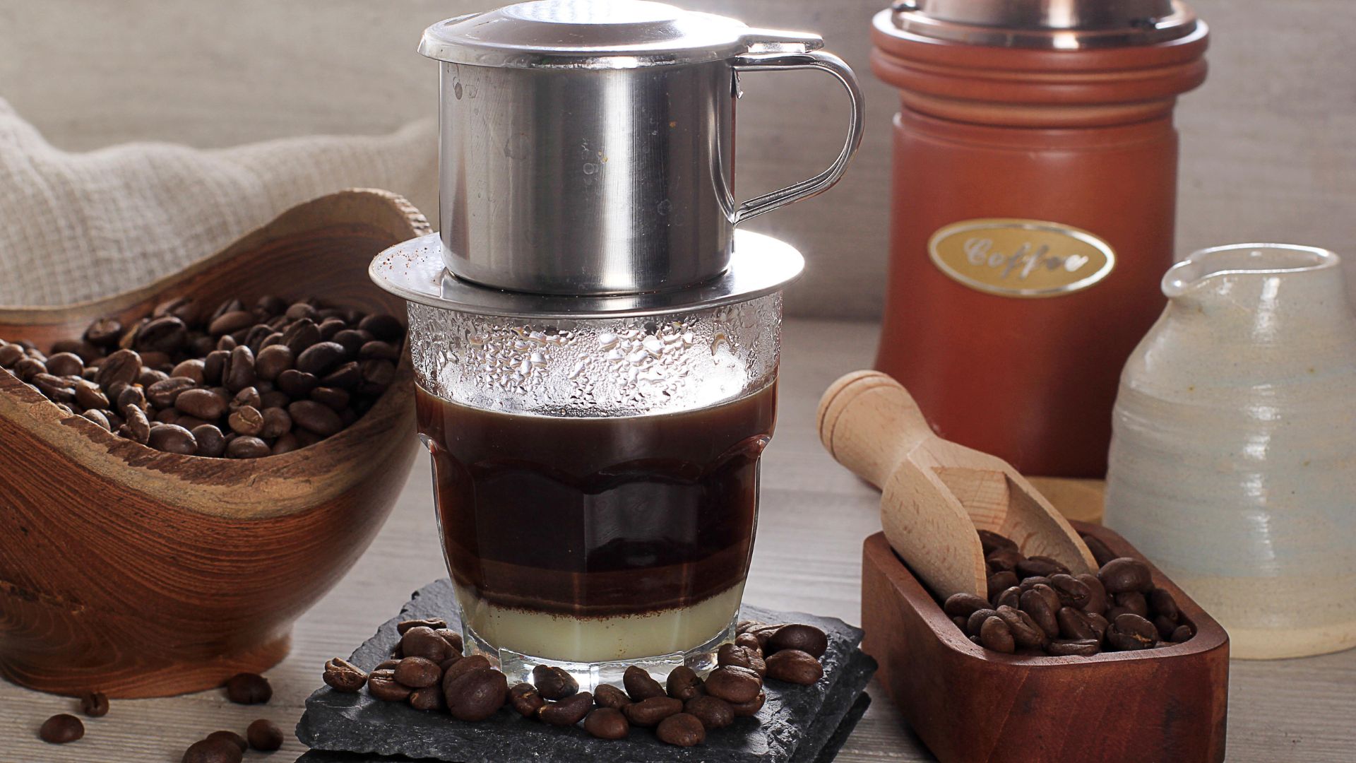 Robusta có hàm lượng caffeine cao gần gấp đôi, hương vị đậm, hậu vị mạnh và vị đắng rõ nét hơn