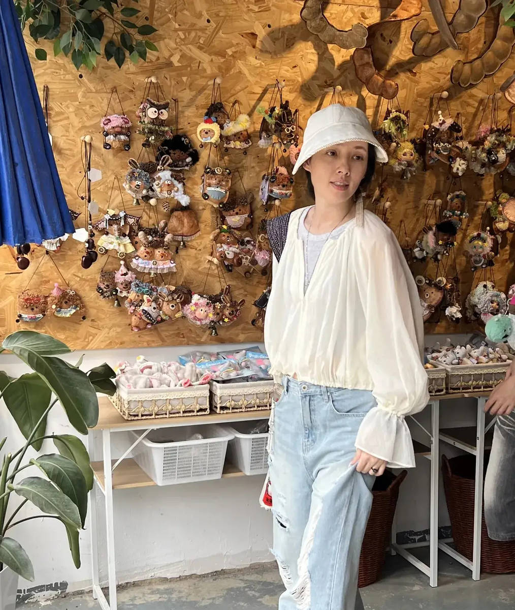 Gương mặt không son phấn của nữ diễn viên khiến nhiều người chú ý khi để lộ rõ những dấu vết của thời gian, thần sắc mệt mỏi. Quách Bích Đình bị nhận xét xuống sắc, không còn giữ được phong độ visual rạng rỡ như thời kỳ đỉnh cao. Ảnh: Sina. 