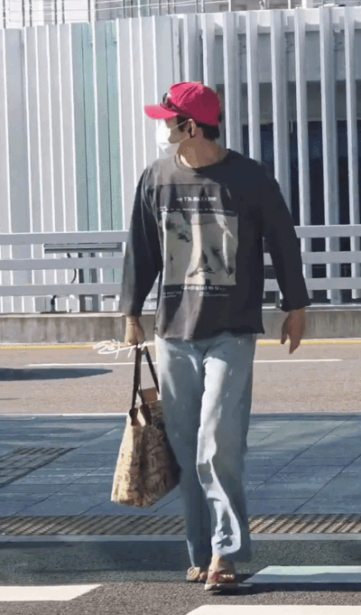 Diện trang phục tối giản áo thun và quần jeans, đi dép xỏ ngón, nam diễn viên vẫn nổi bật với vóc dáng cao ráo, thần thái ngôi sao. Ở tuổi 39, diện mạo của Ji Chang Wook vẫn sắc nét chấp cả camera cam thường của người qua đường. Ảnh: X.  