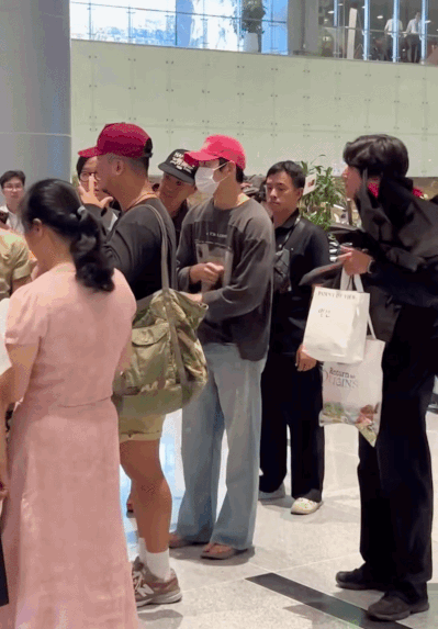 Hình ảnh tài tử Ji Chang Wook bị fan nắm tay, lôi kéo khi sang Việt Nam gây bùng nổ Threads