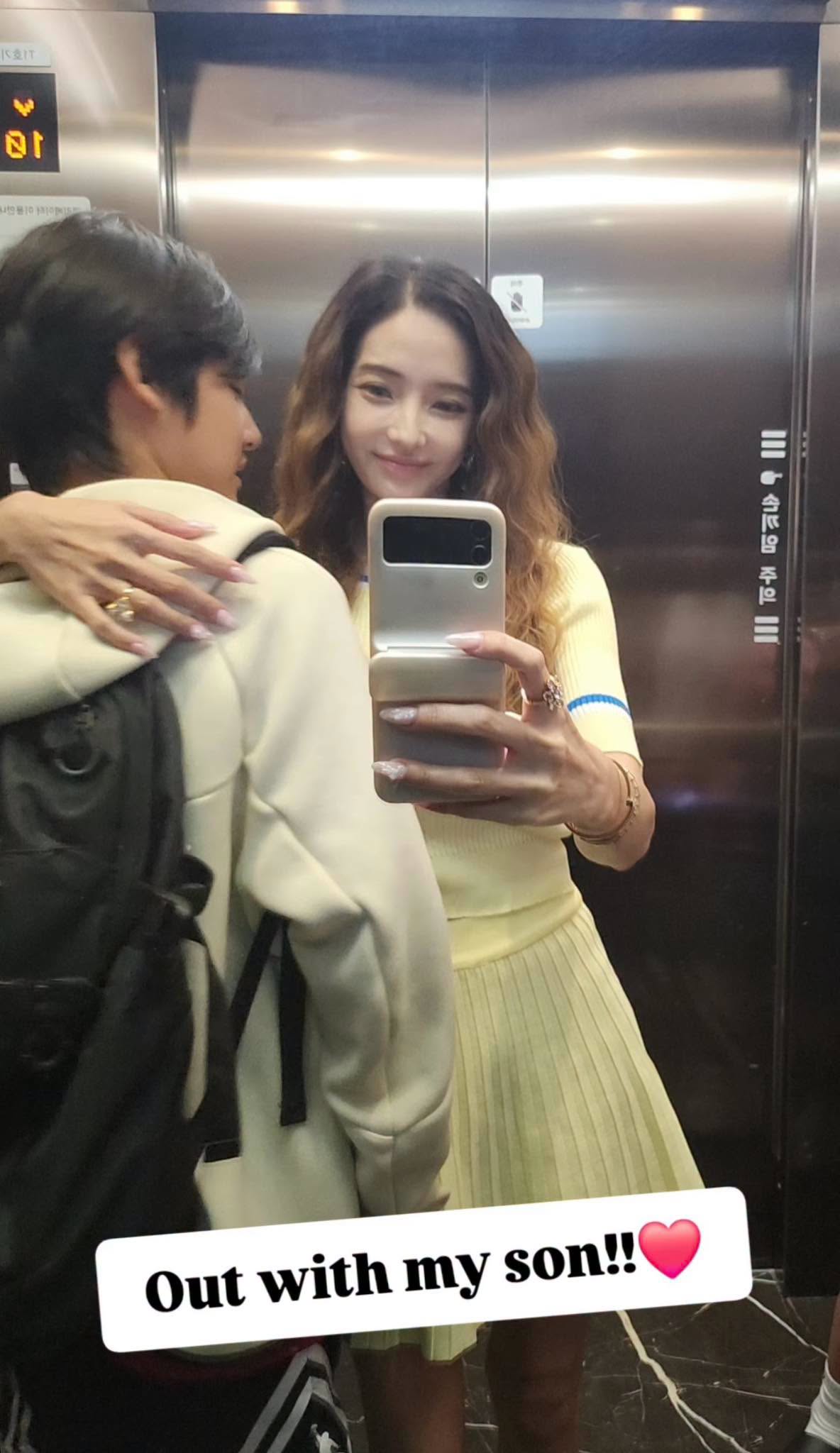 Con trai Han Chae Young vừa hiếm hoi lộ diện đã gây sốt toàn cõi mạng nhờ visual đẹp trai và cực cao ráo ở tuổi 12. Ảnh: IGNV