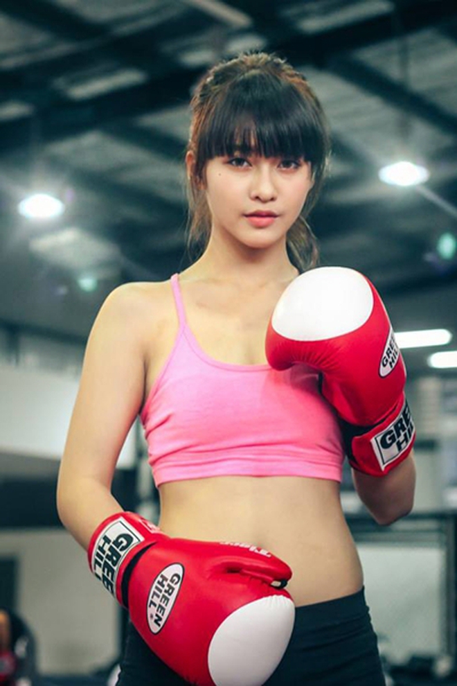 Khả Ngân nổi tiếng từ bộ ảnh trên sàn boxing