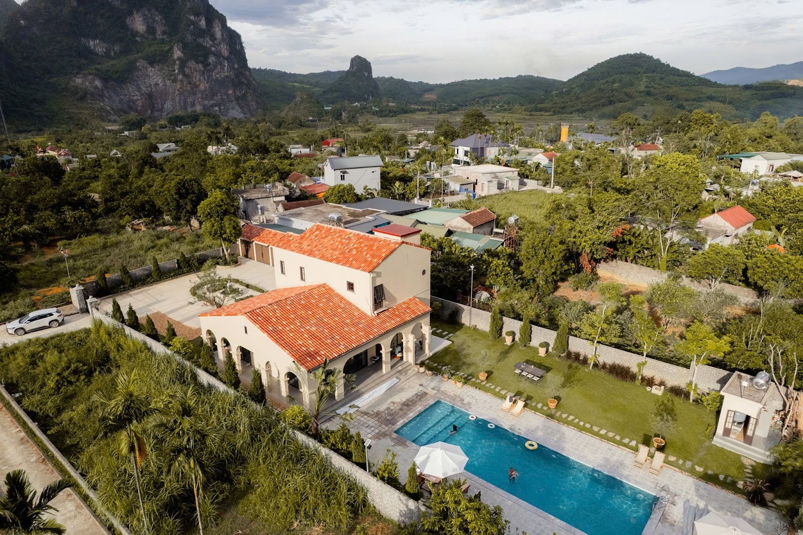 Toàn cảnh căn villa của Hương Giang nhìn từ trên cao.