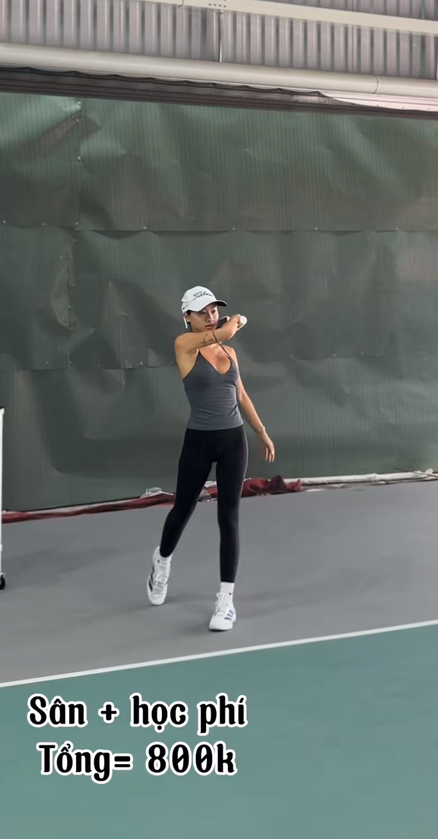 Cô đi tập pickleball vào buổi sáng.