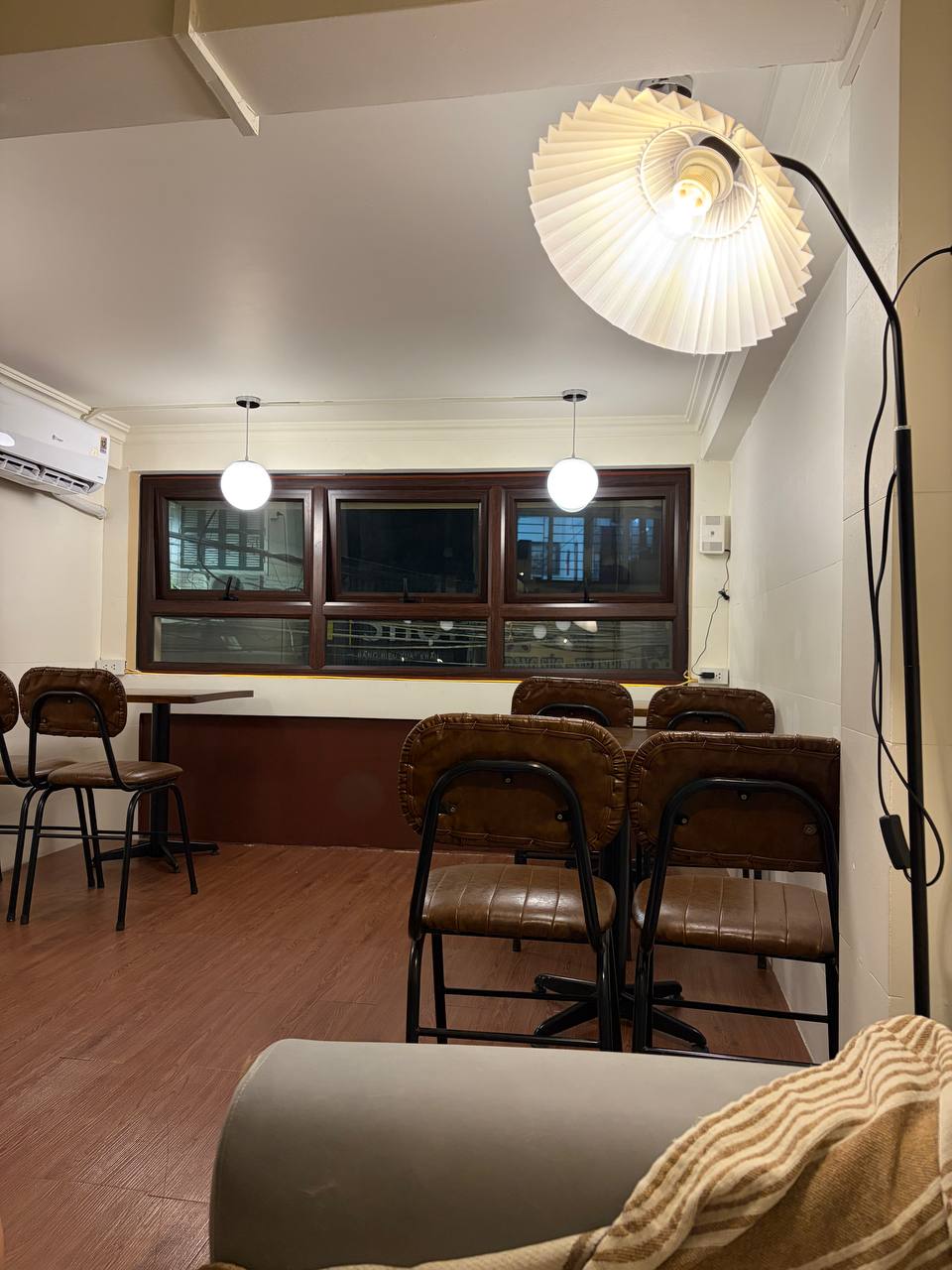 Đại diện quán Onset Coffee (Hà Nội) cho biết quán đã tìm hiểu về quy định mới. Ảnh: Bích Ngọc