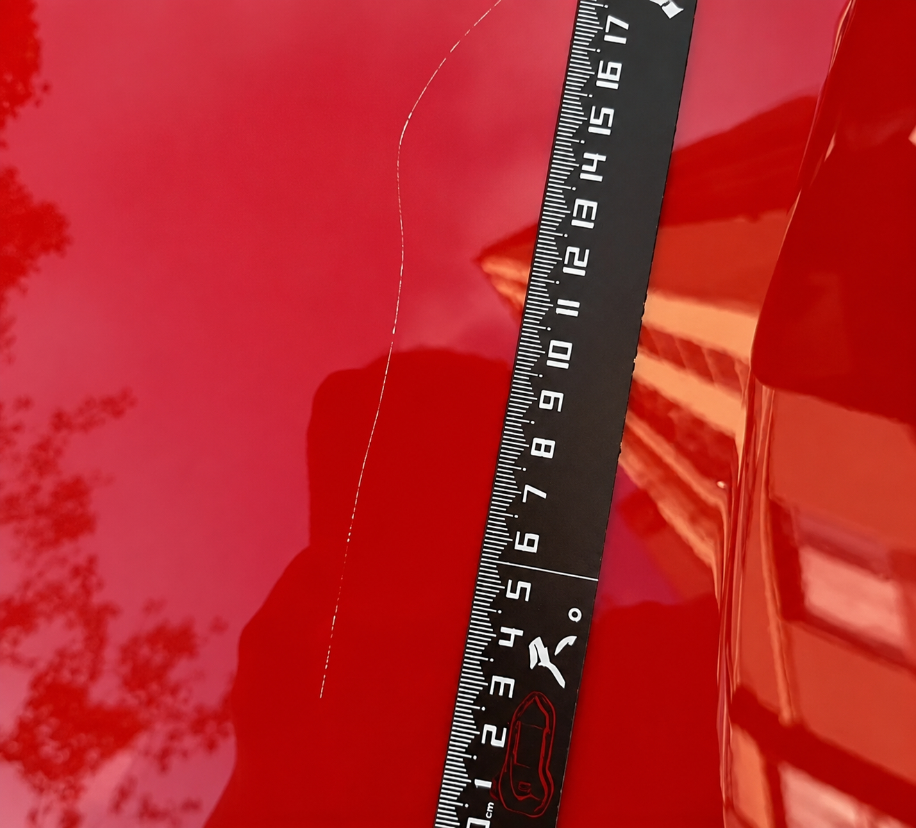 Sau sự việc, chiếc Ferrari xuất hiện nhiều vết trầy xước trên thân xe và phần cản trước bị nứt